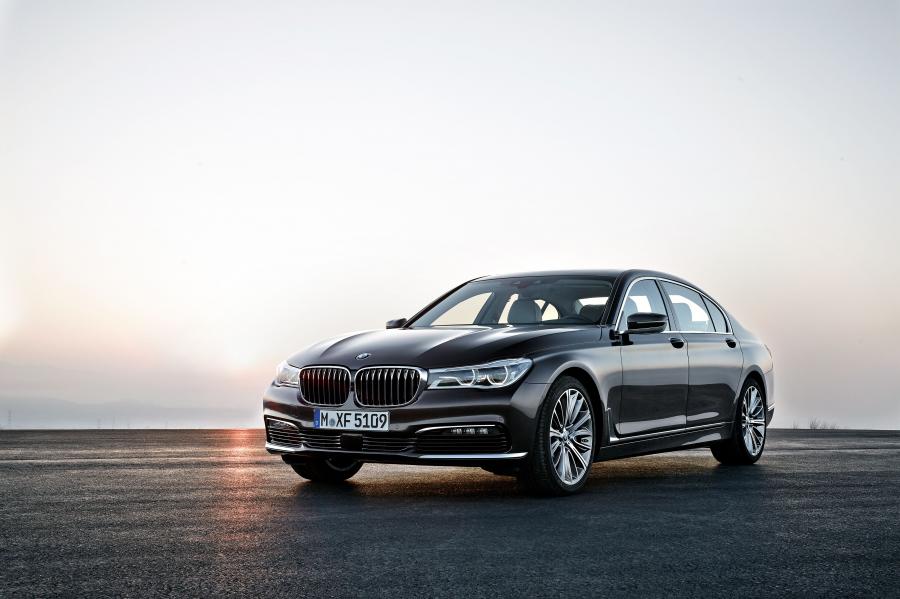  BMW 750Li xDrive 2015 года  (фото 1 из 41)